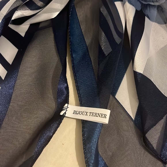 Scarf - Picture 2 of 6